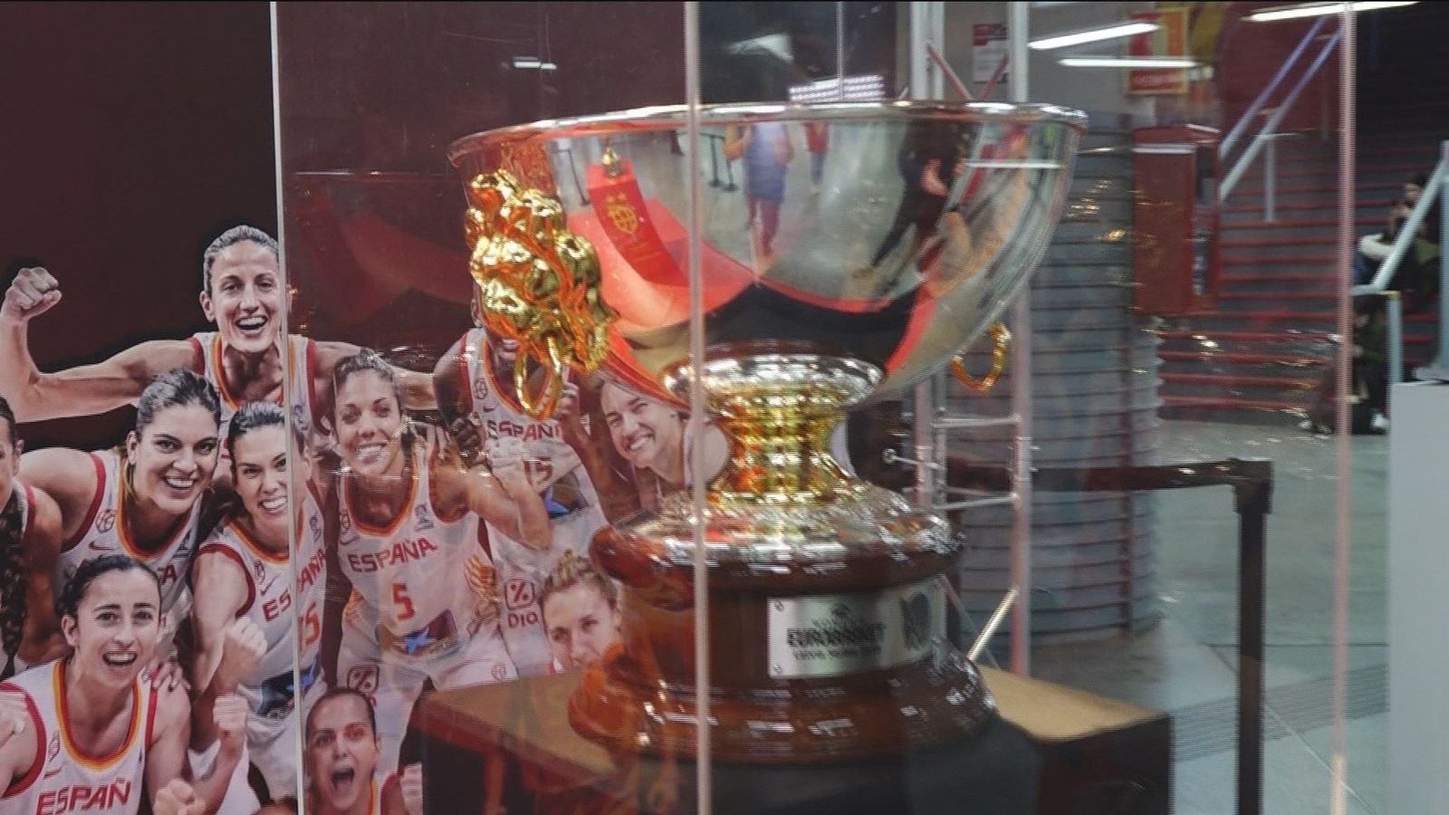 Las copas obtenidas por nuestros equipos de la selección de baloncesto, expuestas en Atocha