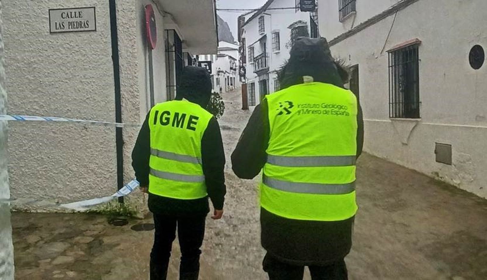 Científicos del CSIC en una calle de la población gaditana de Grazalema