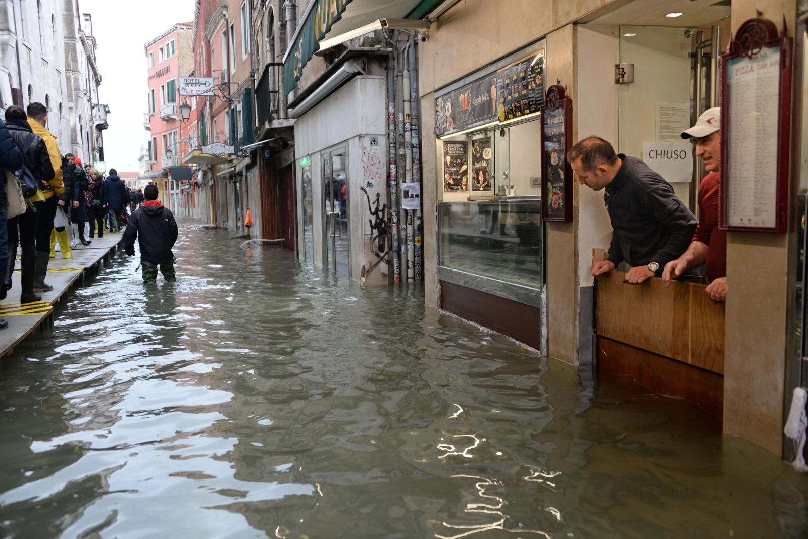 El agua vuelve a inundar Venecia mientras la marea sigue creciendo