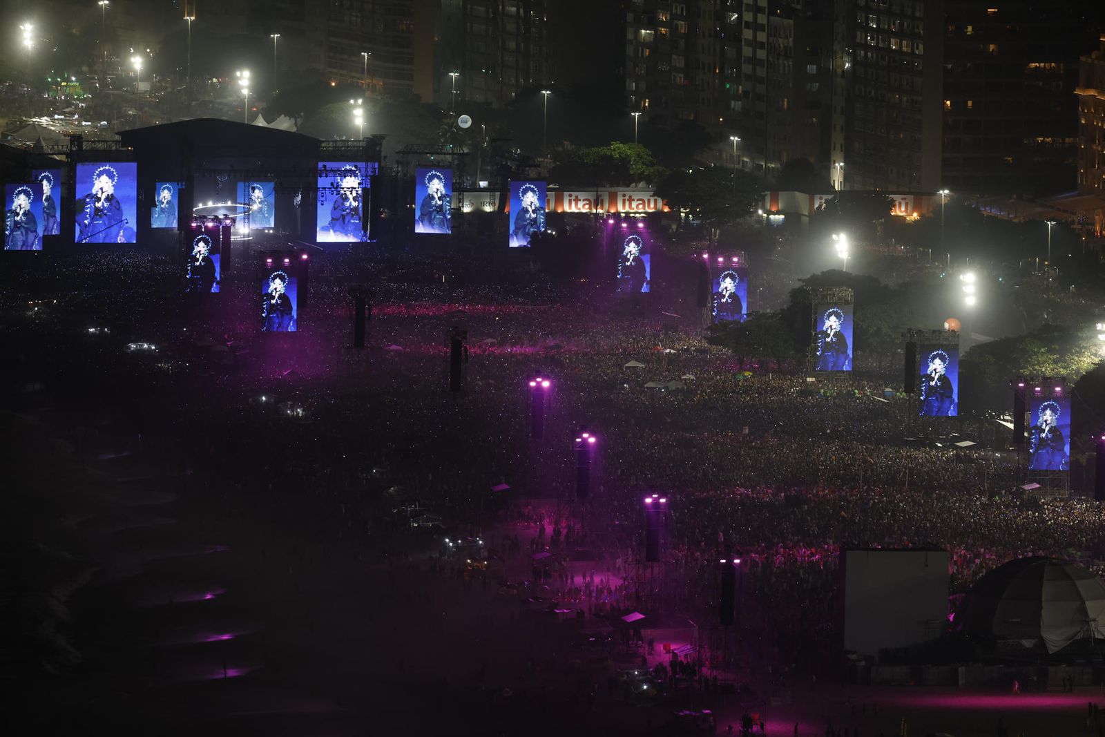 Miles de personas en el concierto de Madonna en Copacabana