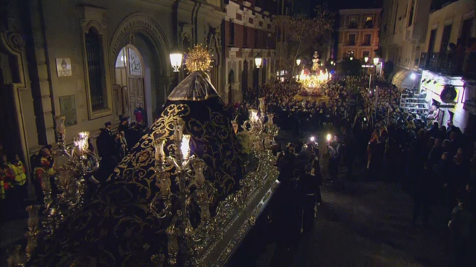 El Cristo de Medinaceli y la Virgen de los Dolores protagonizan un emotivo encuentro en su regreso a la basílica