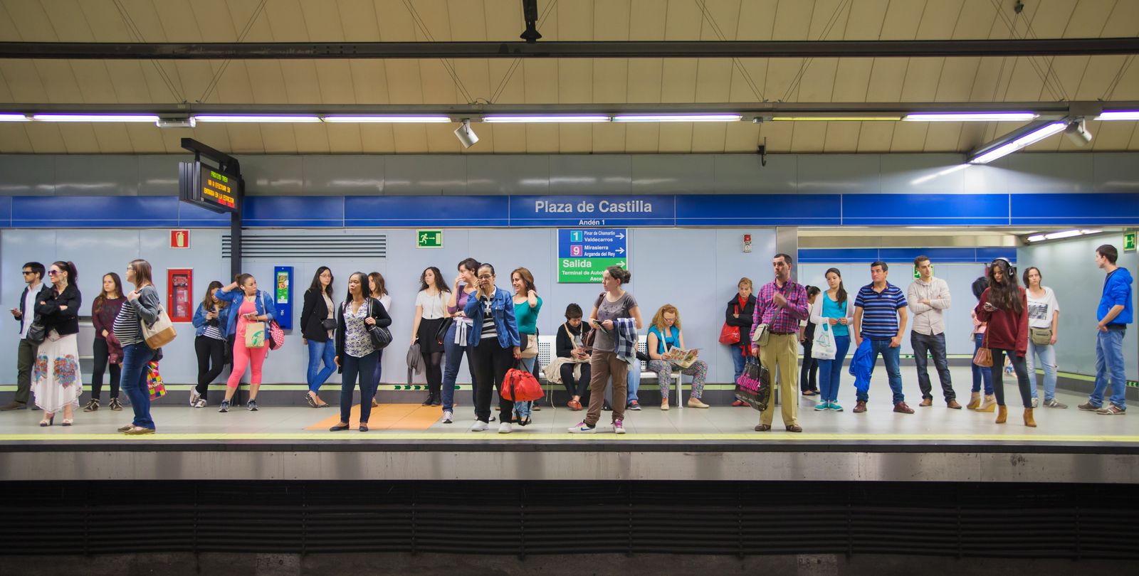 Viajeros esperan en un andén de Metro de Madrid