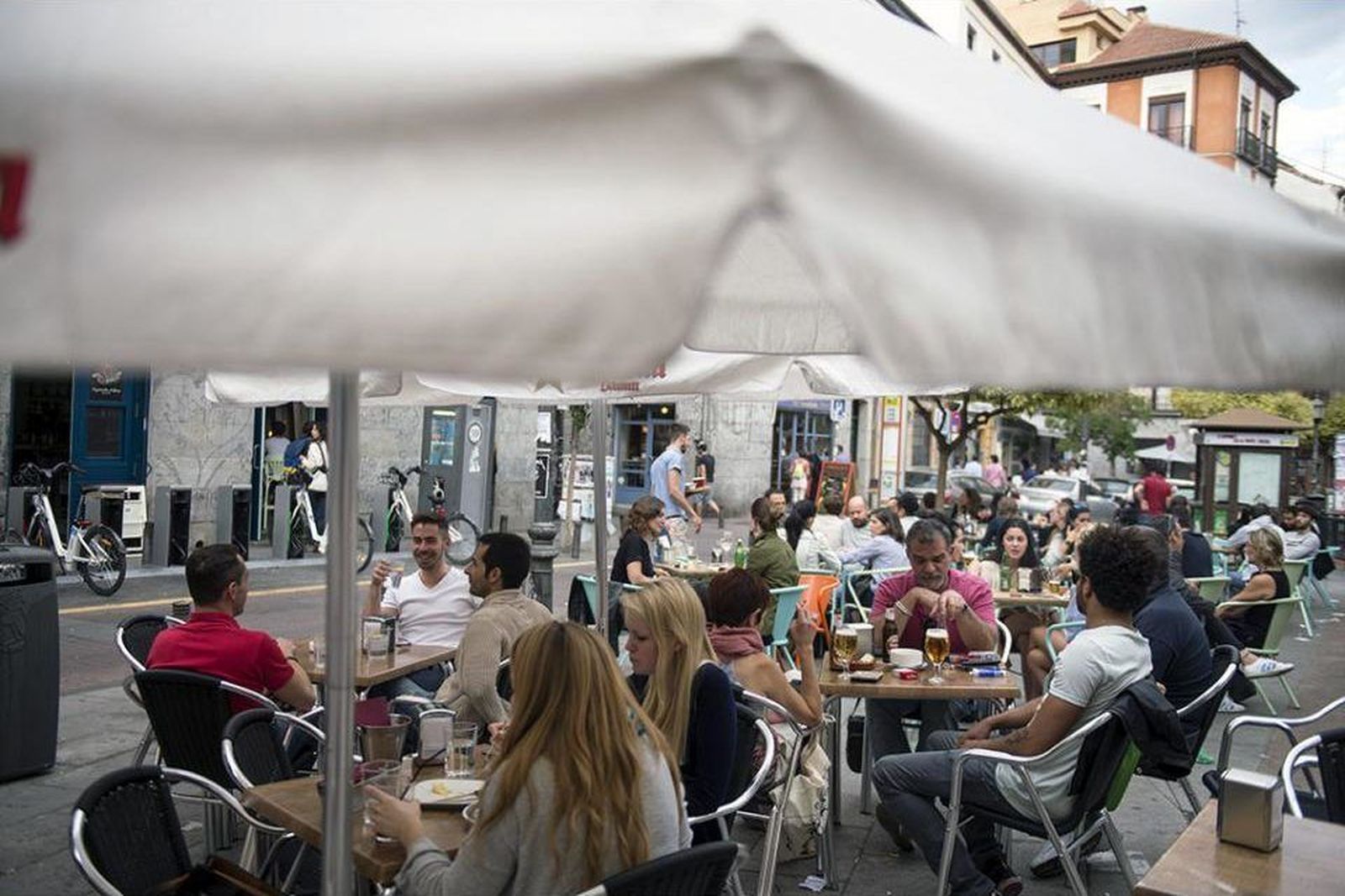Vecinos del centro de Madrid protestan contra el "ruido y la ocupación" de las terrazas