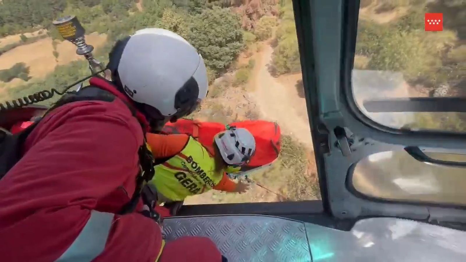 Los bomberos de la Comunidad de Madrid rescatan a un hombre tras sufrir una luxación de cadera en Cercedilla