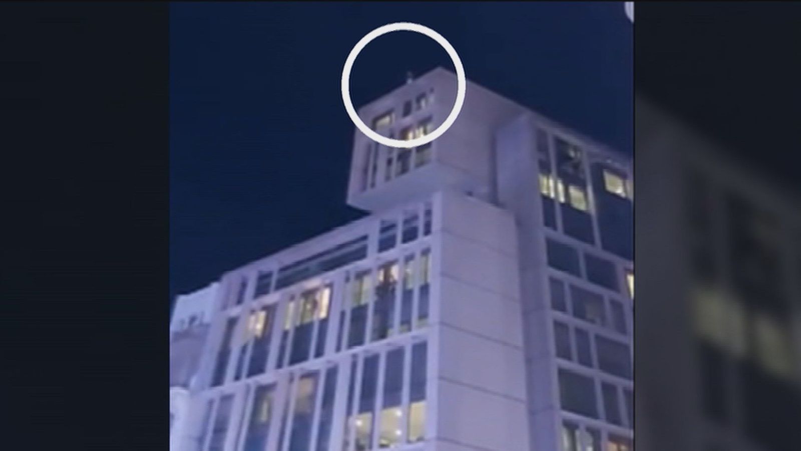 Un selfie muy peligroso en las alturas de la Gran Vía