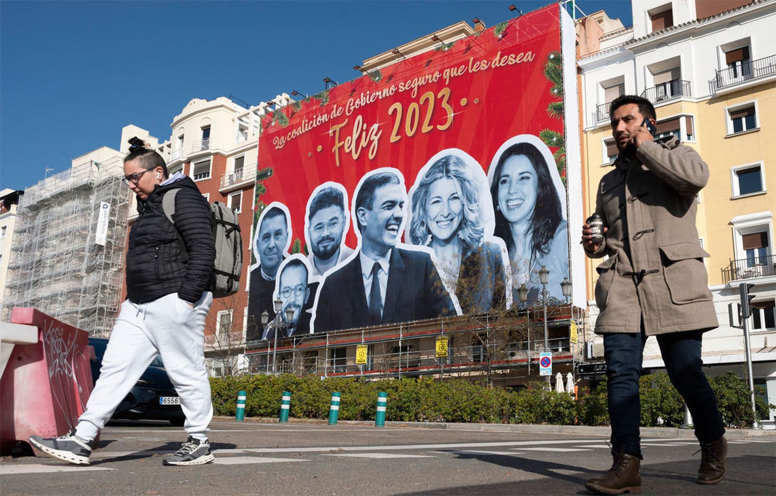 Sánchez felicita el 2023 junto a Otegi y Rufián en una lona gigante en la calle Ferraz