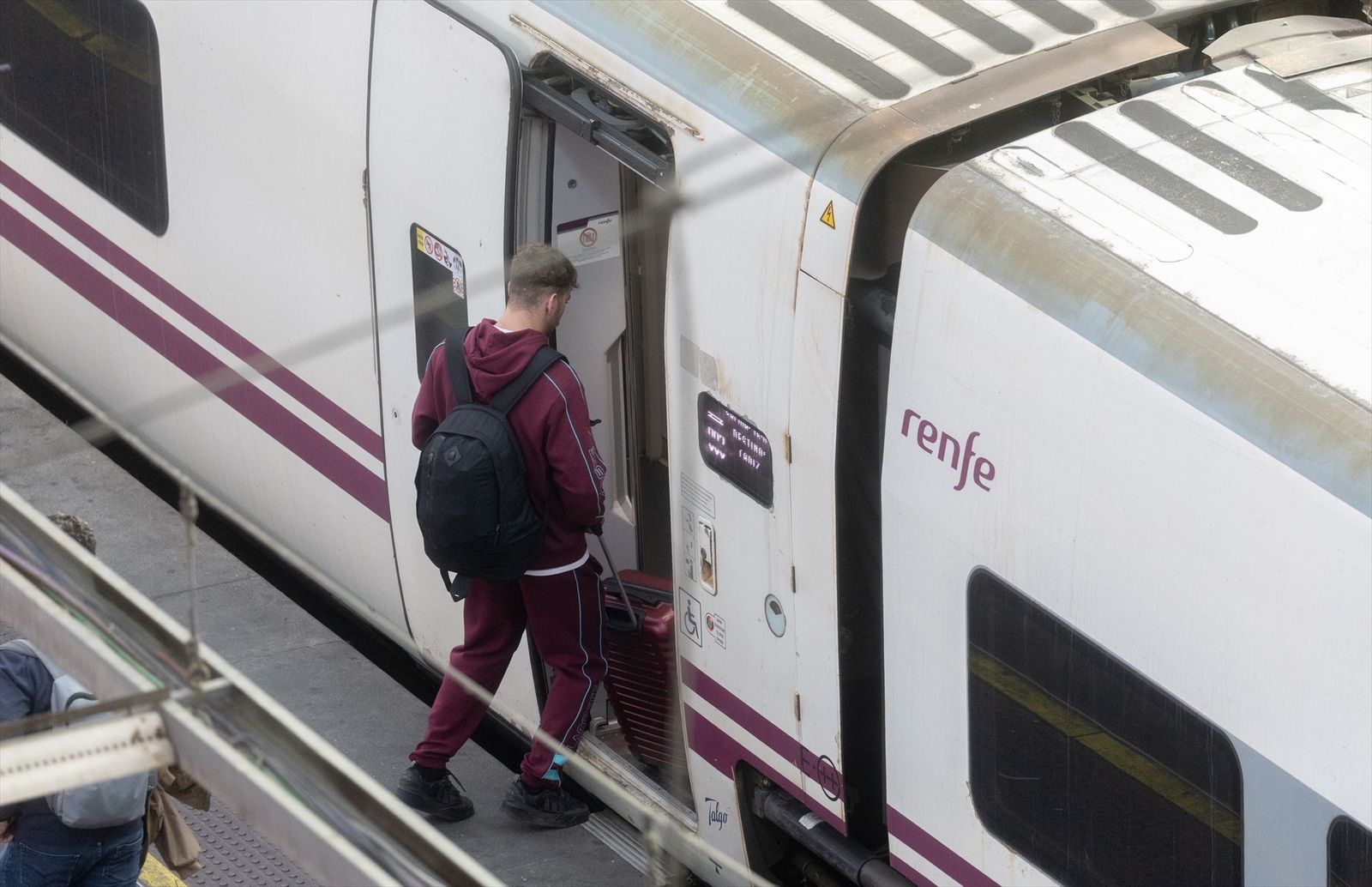Un viajero coge un tren en la Estación Puerta de Atocha-Almudena Grandes