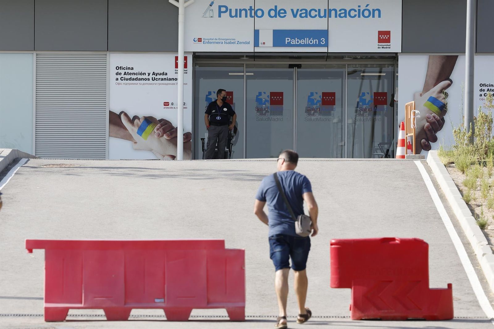 Un hombre se acerca al Punto de vacunación del hospital Isabel Zendal
