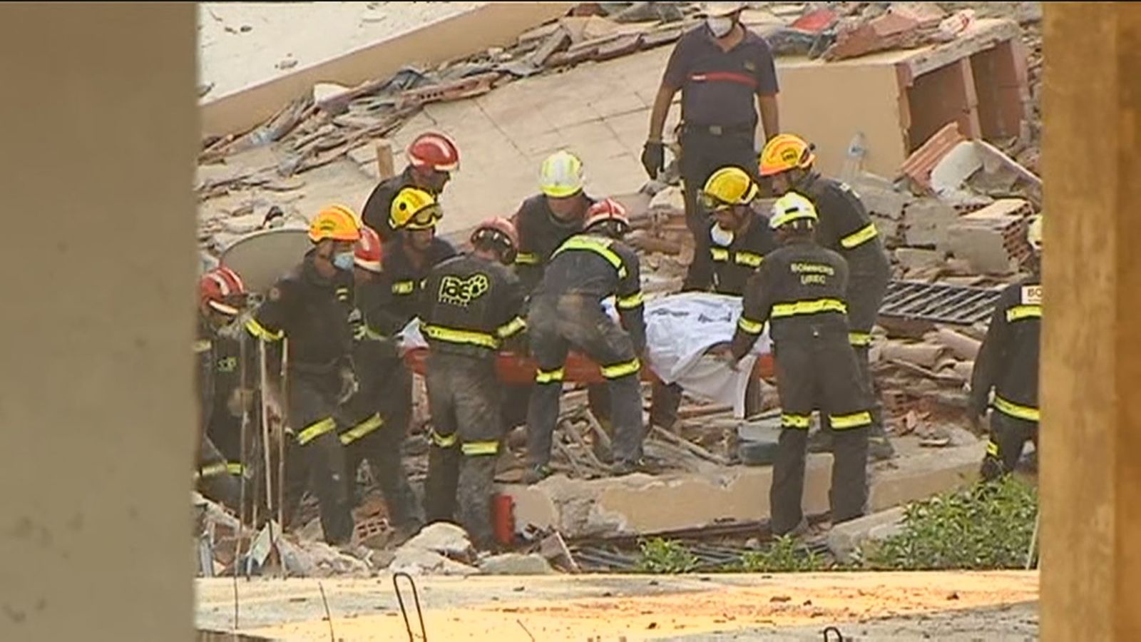 Los bomberos de Castellón localizan el cuerpo sin vida de la mujer desaparecida bajo el edificio derrumbado de Peñíscola