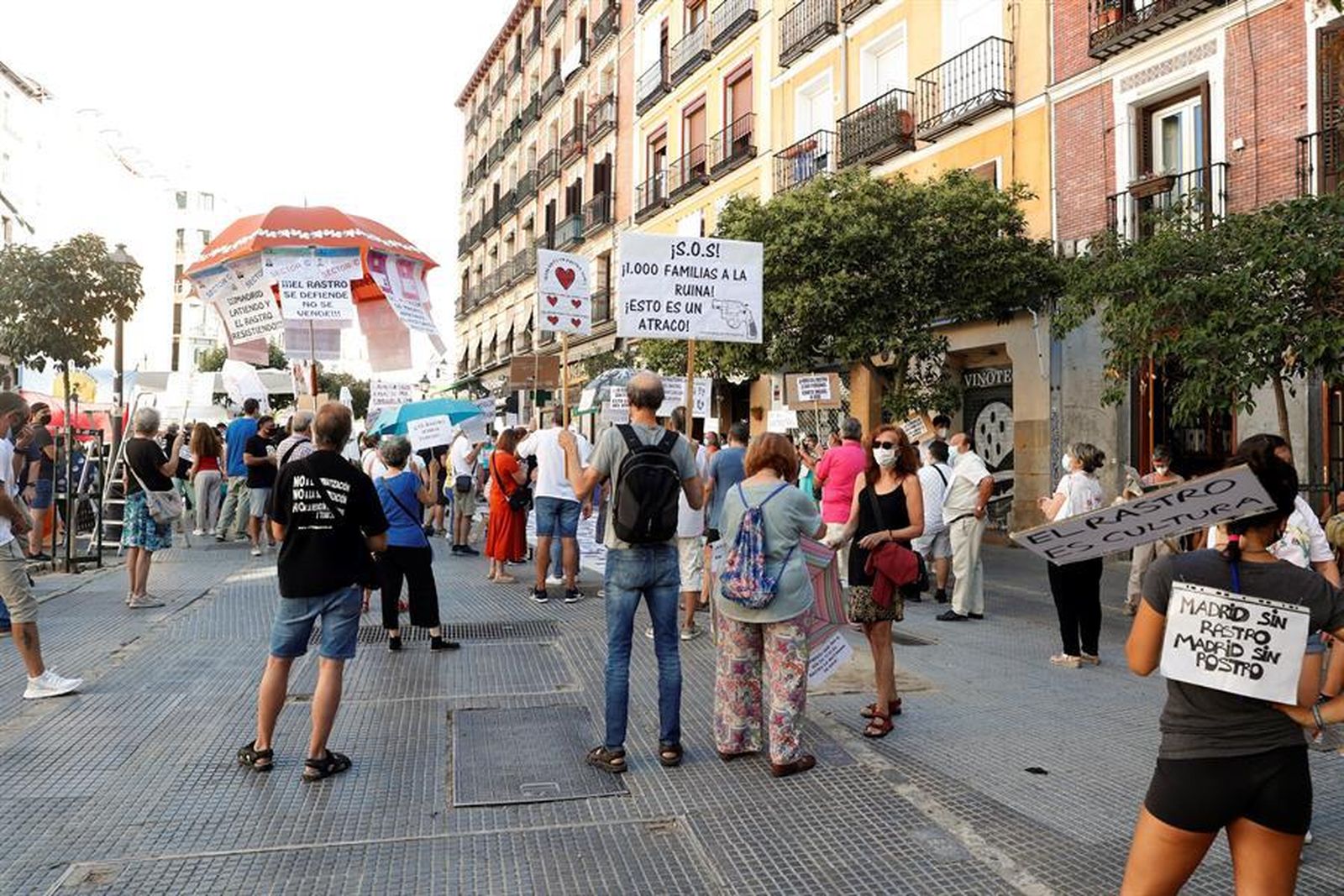 Los comerciantes acusan al Ayuntamiento de Madrid de querer destruir el Rastro