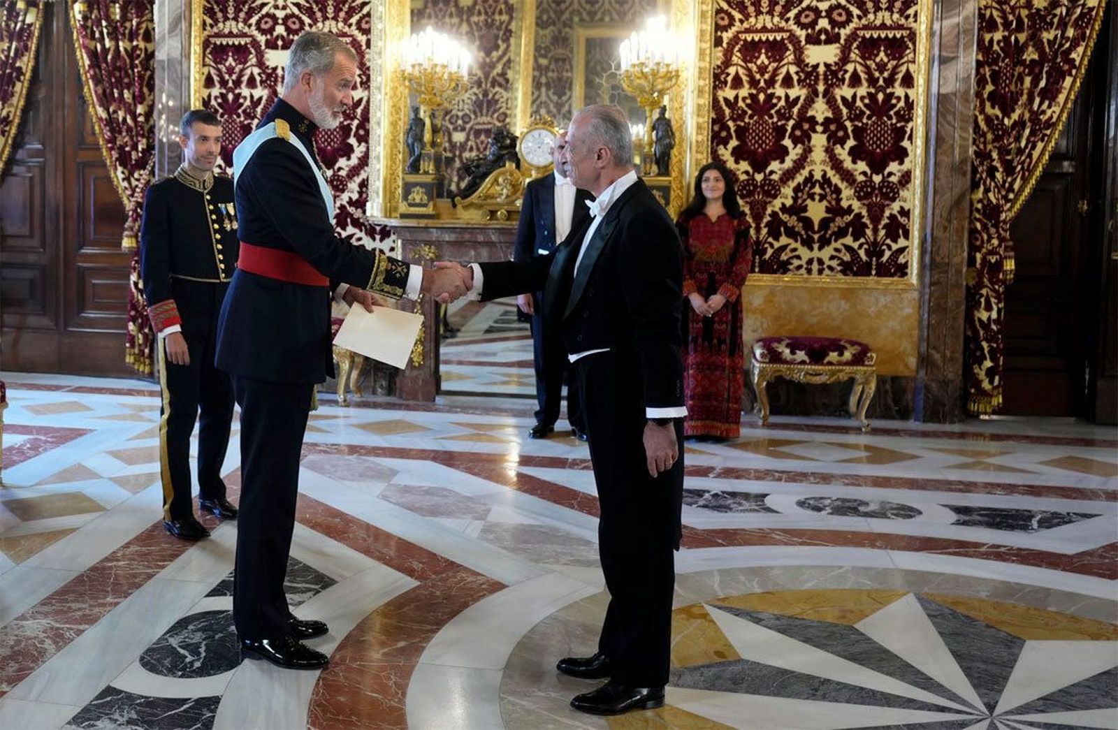 El Rey recibe las cartas credenciales de seis embajadores,  incluido el de Palestina