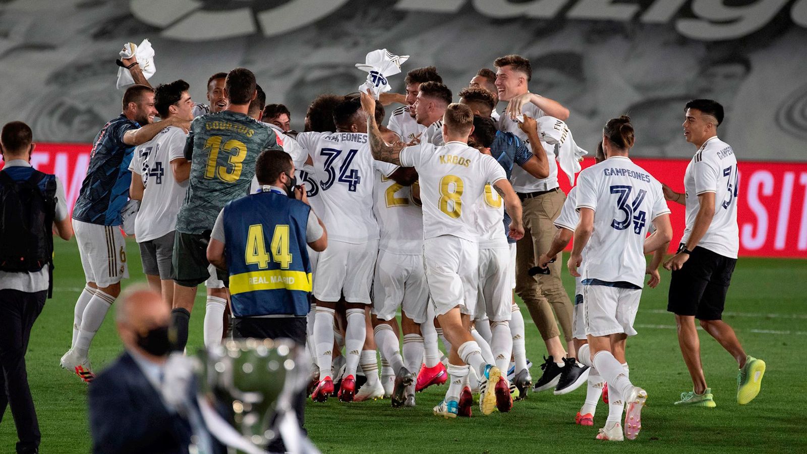 Los jugadores del Real Madrid celebran su Liga número 34