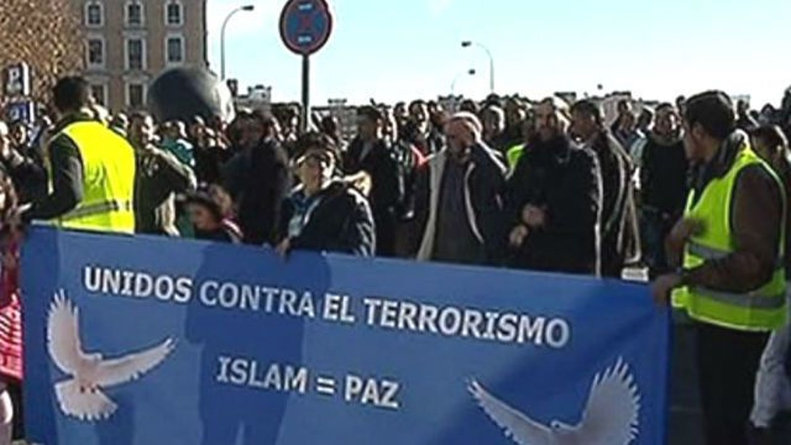 Cientos de personas se concentran en Madrid en repulsa de los atentados de París
