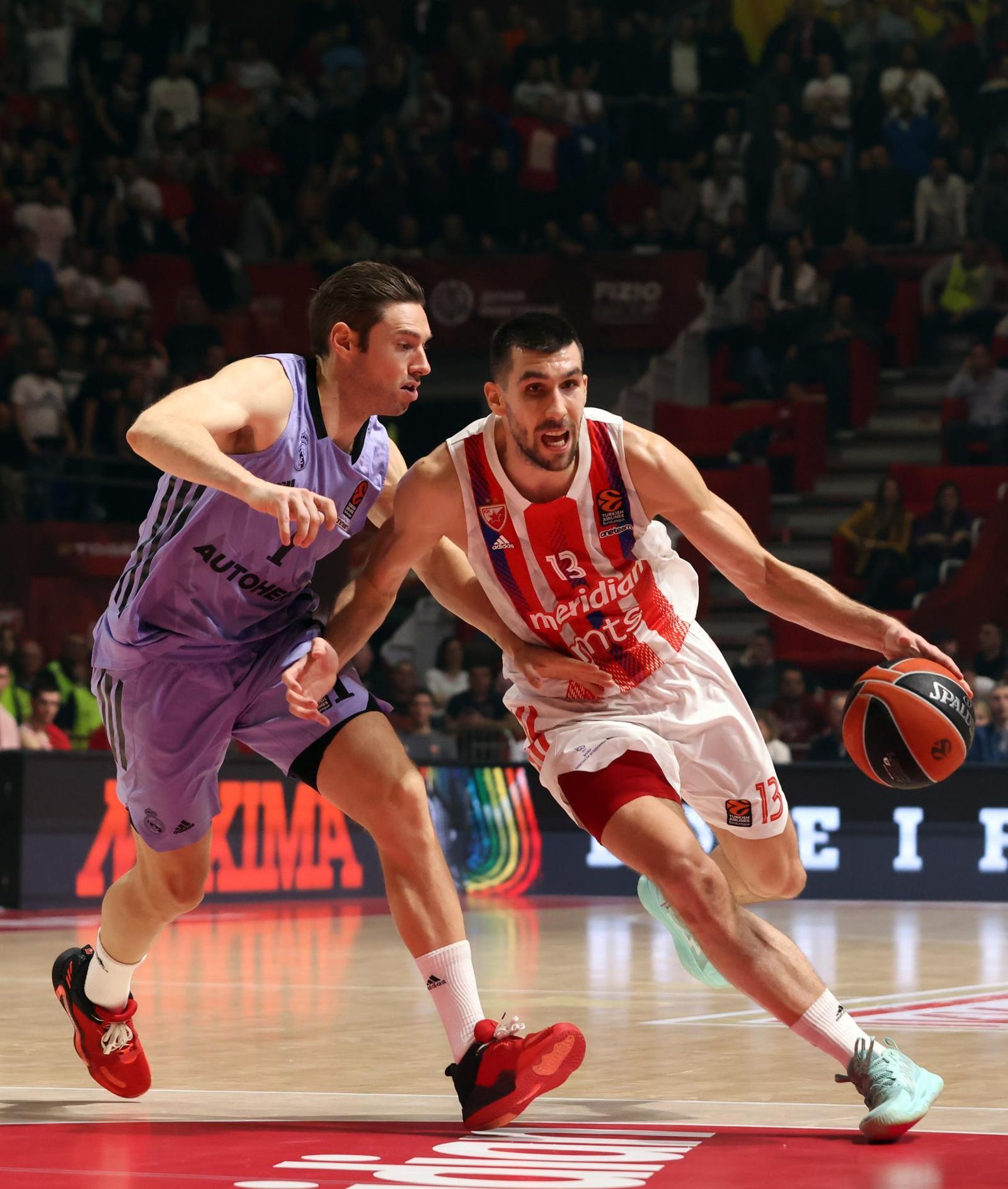 Causeur ante el Estrella roja