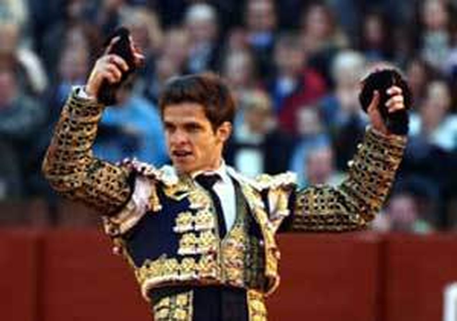 "El Juli", herido por el primer toro del festejo de Sevilla