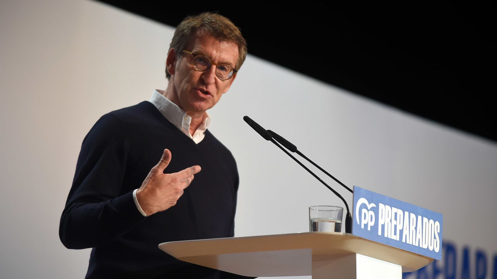 El candidato a la Presidencia del Partido Popular, Alberto Núñez Feijoo, se dirige a los simpatizantes en un acto de partido a 19 de marzo de 2022 en Torremolinos