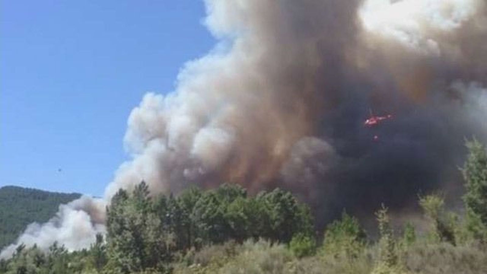 Medio millar de efectivos y 24 aviones de España y Portugal luchan contra el fuego