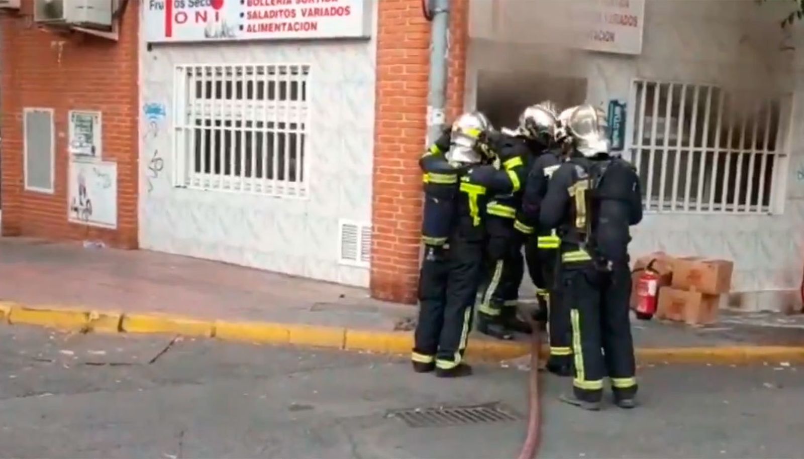 Arde sin heridos una tienda de frutos secos en Mejorada del Campo