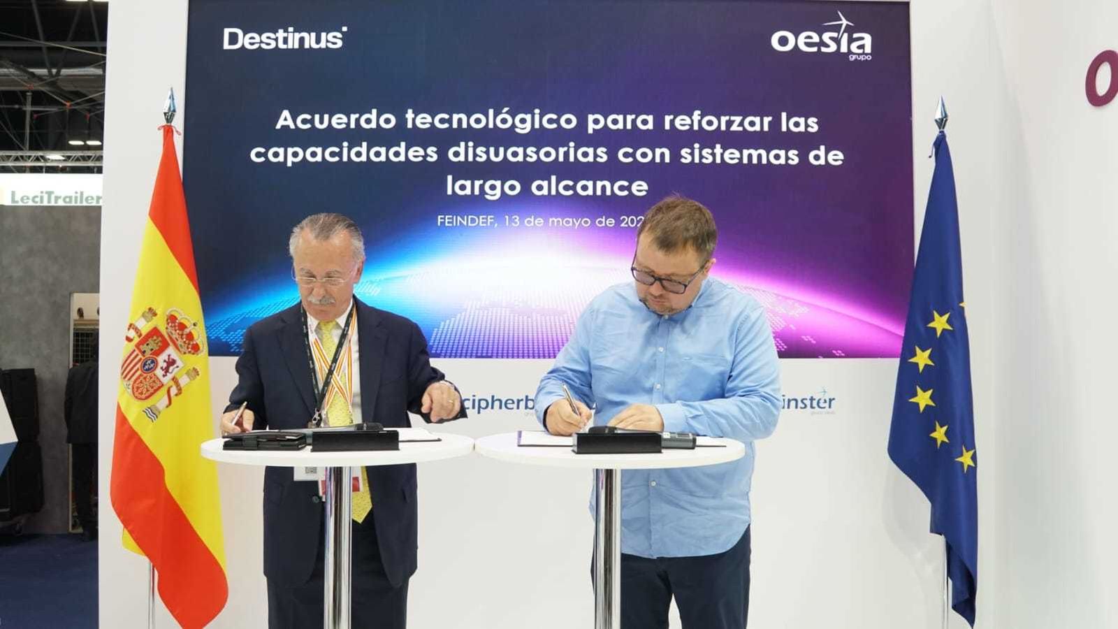 Luis Furnells, presidente de Grupo Oesía (izda), y Mikhail Kokorich, Fundador y CEO de Destinus