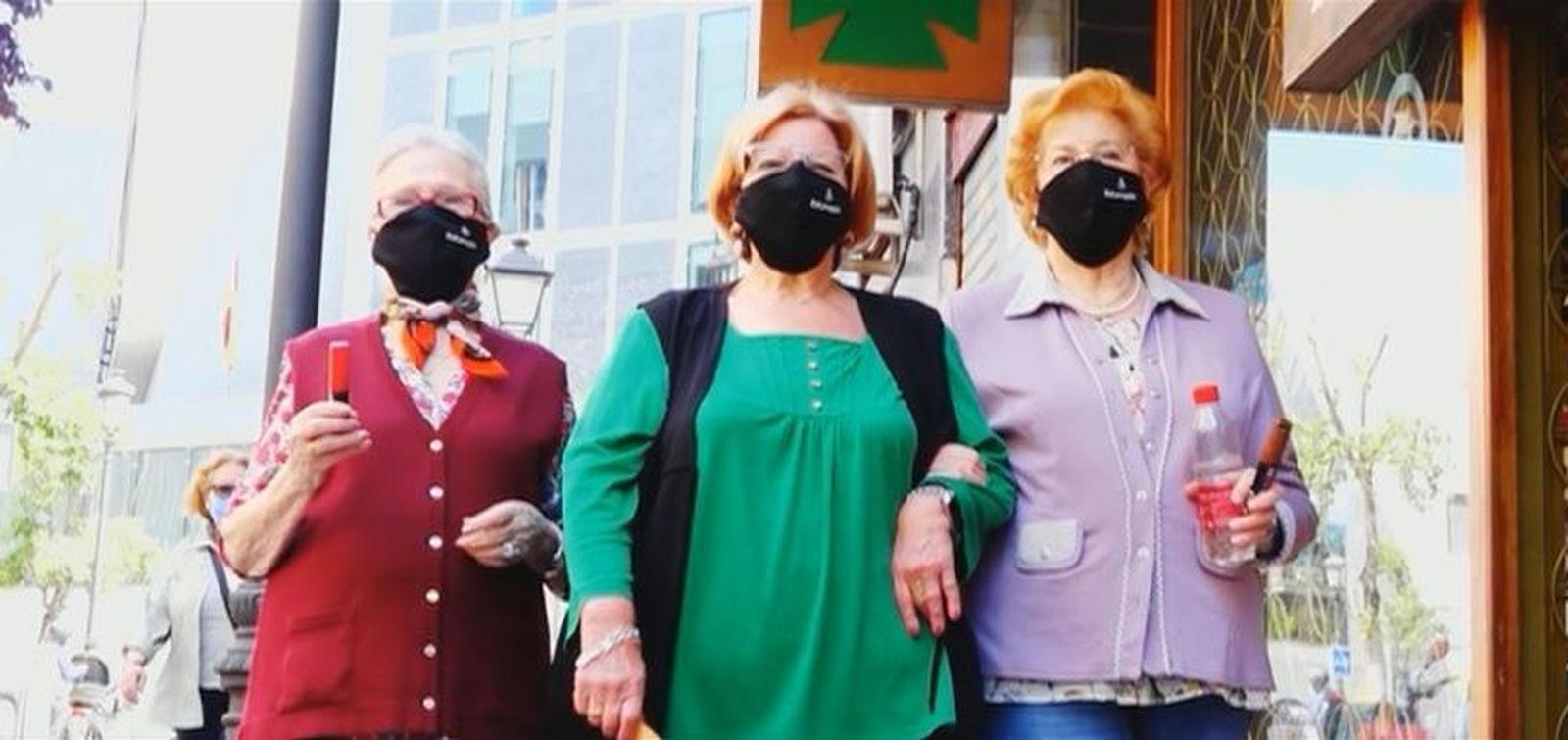 Las abuelas grafiteras de Lavapiés decoran las calles del barrio