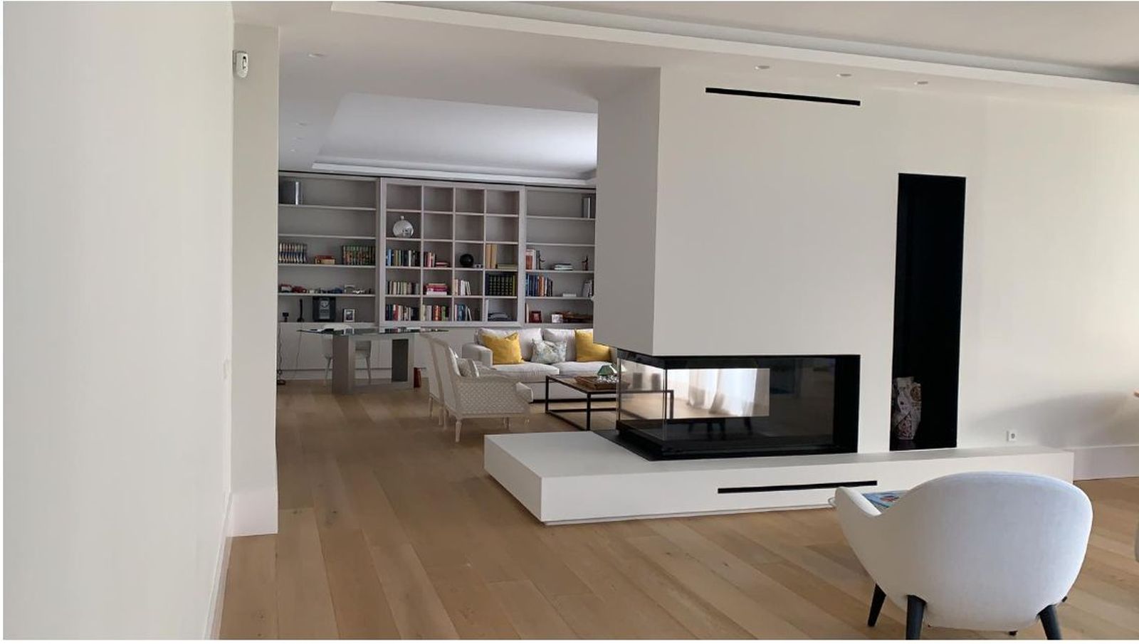 Paredes desnudas y una chimenea que preside la estancia principal, con tres caras vistas.