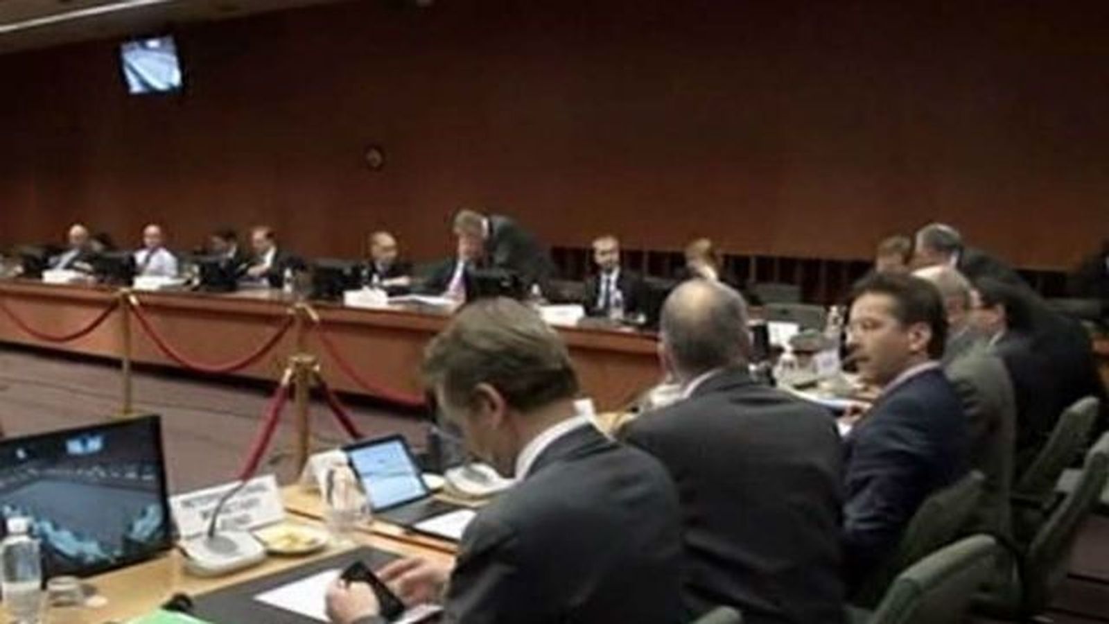 El Eurogrupo y Grecia buscan hoy un acercamiento sobre el rescate y la deuda
