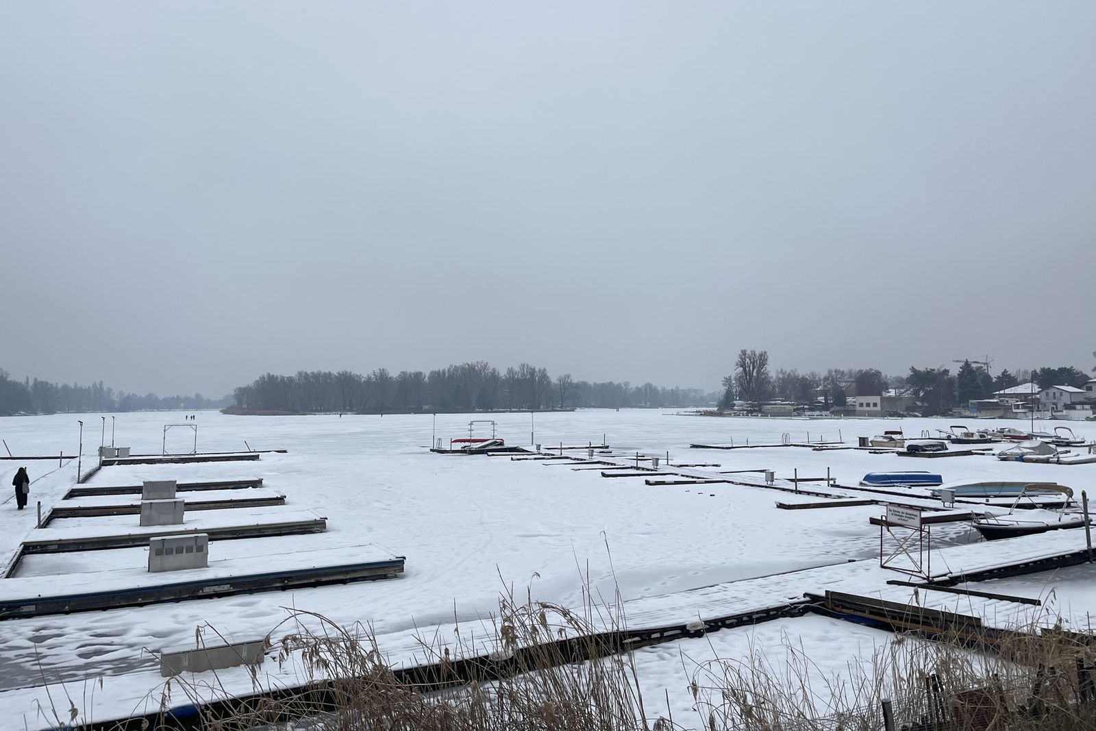 Vista del Alte Donau, un brazo del río Danubio parcialmente congelado