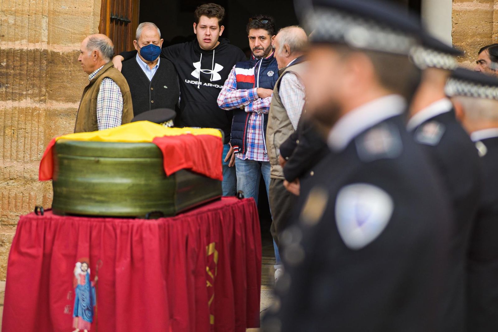 Familiares del policía local Alejandro Congosto ante su ataúd, en Argamasilla de Calatrava