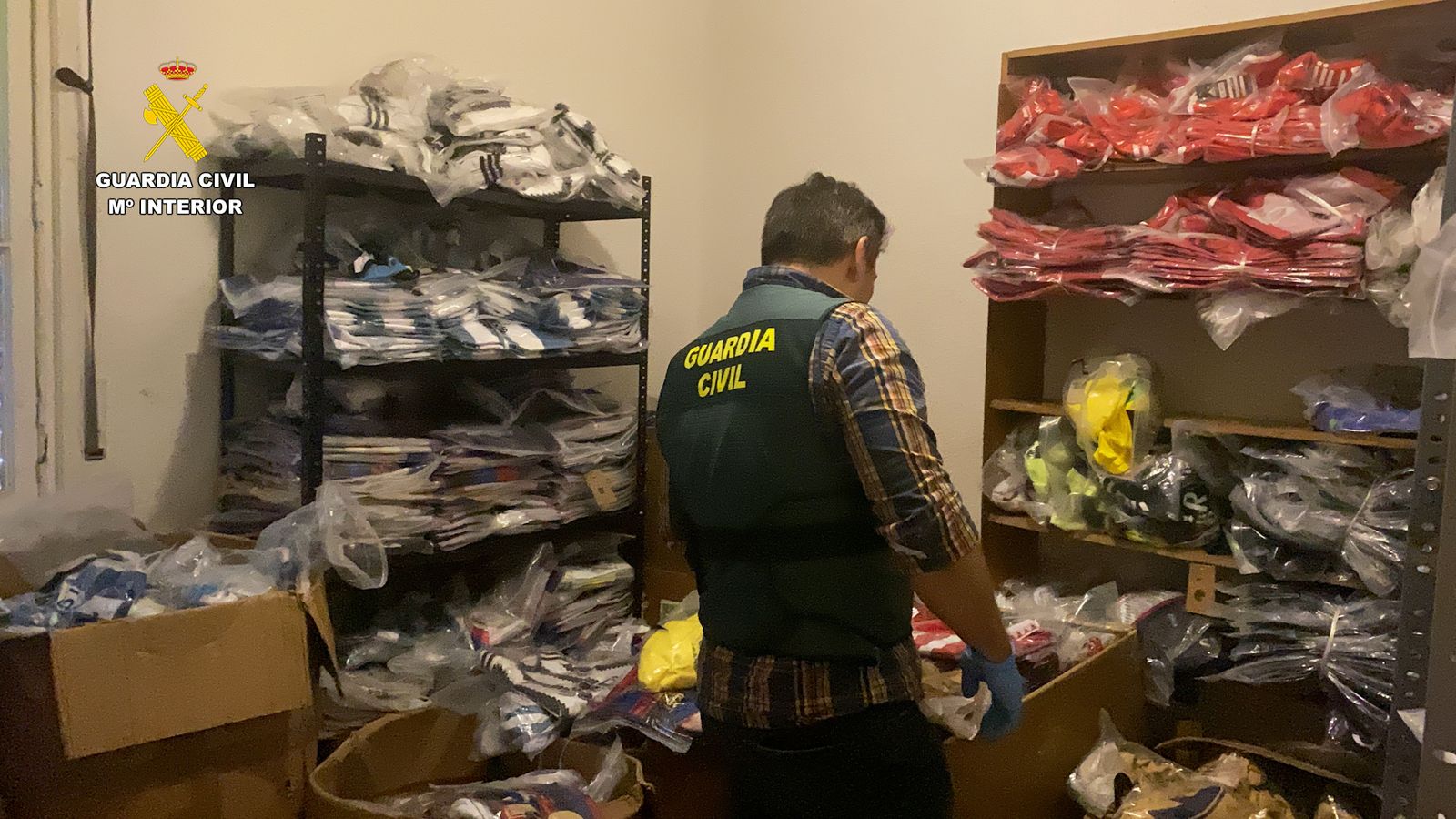 Ocho detenidos en Bizkaia por falsificar prendas cuyo valor supera los dos millones y medio de euros