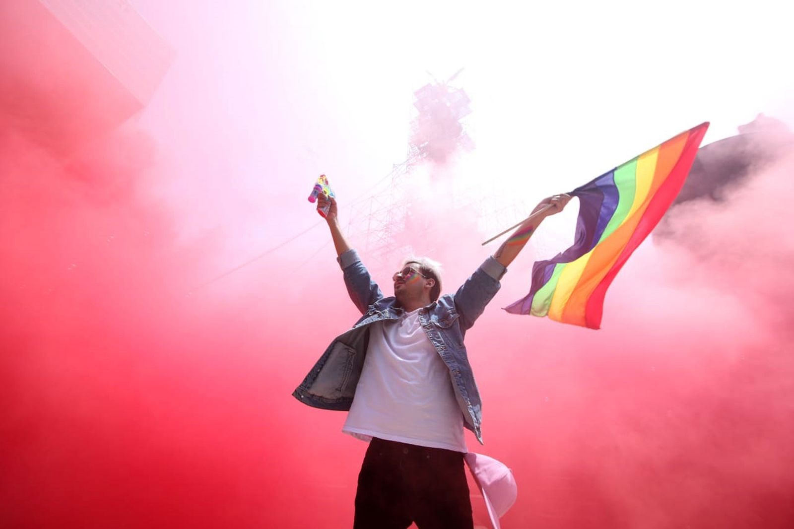 Un joven celebra la Fiesta del Orgullo