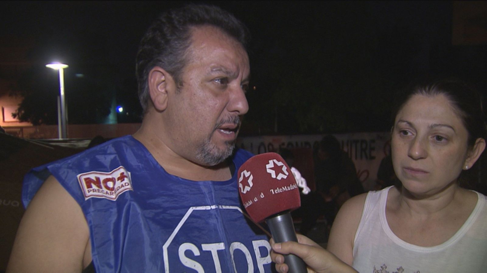 Acampados contra un desahucio en Villaverde