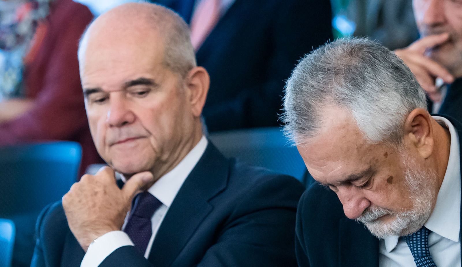 Chaves y Griñán recogen en la Audiencia la notificación de la condena de inhabilitación por los ERE