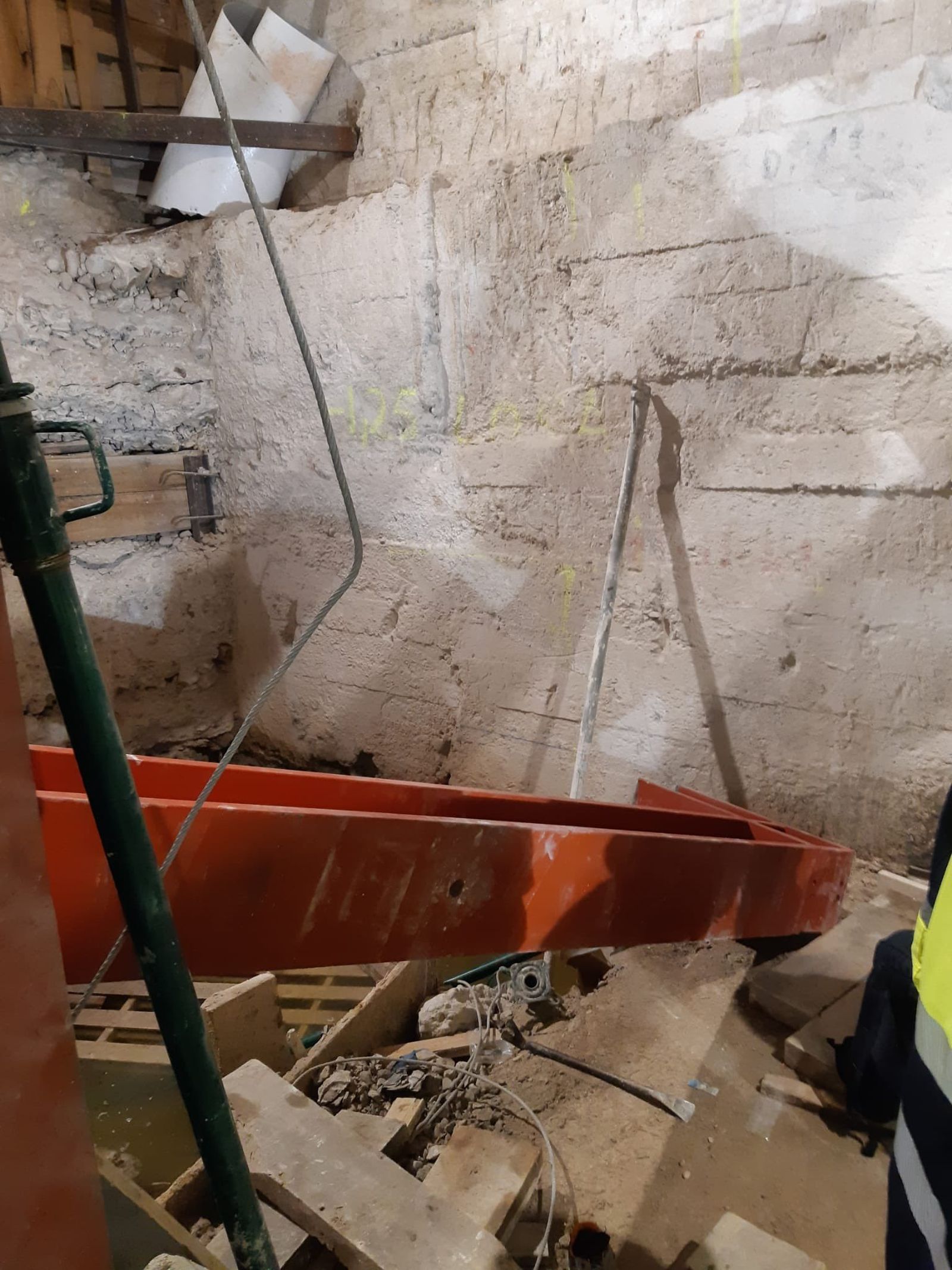 Viga de hierro que cayó encima de un obrero en Recoletos