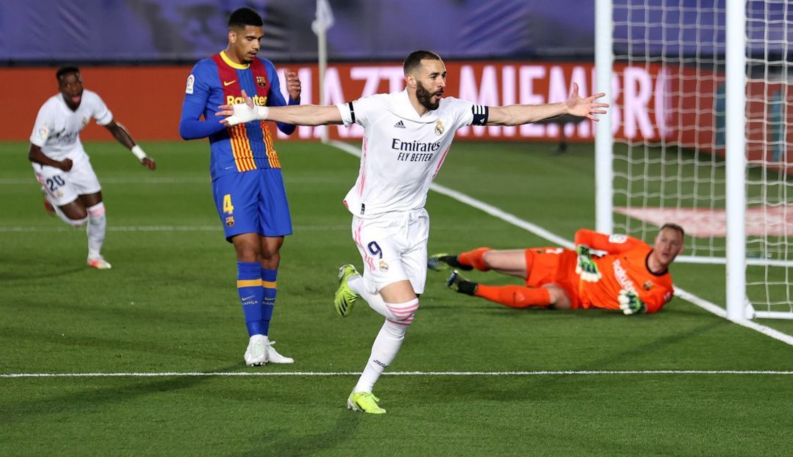 Benzema ante el Barcelona