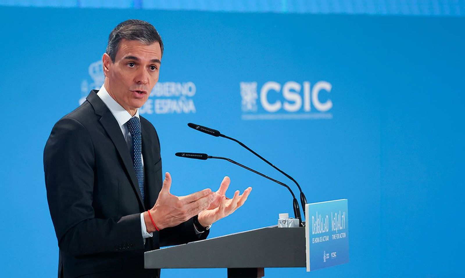 Sánchez anima a la patronal a subir los salarios y carga contra los "oligarcas" que no pagan impuestos