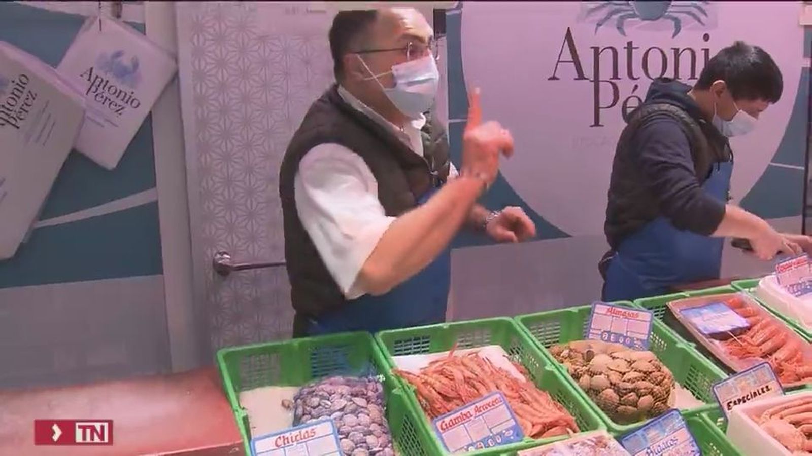 Ajetreo en los mercados madrileños por las compras de última hora que bajan respecto a año pasado