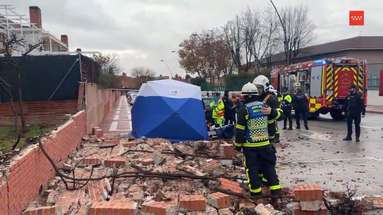 Dos heridos graves en Getafe al caer sobre la acera el muro de una vivienda