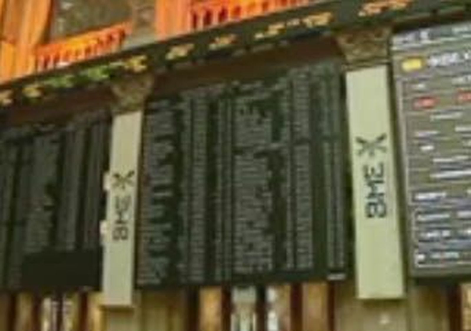 El IBEX 35 baja el 0,56% hasta los 7.100 puntos y la prima de riesgo en 540 puntos