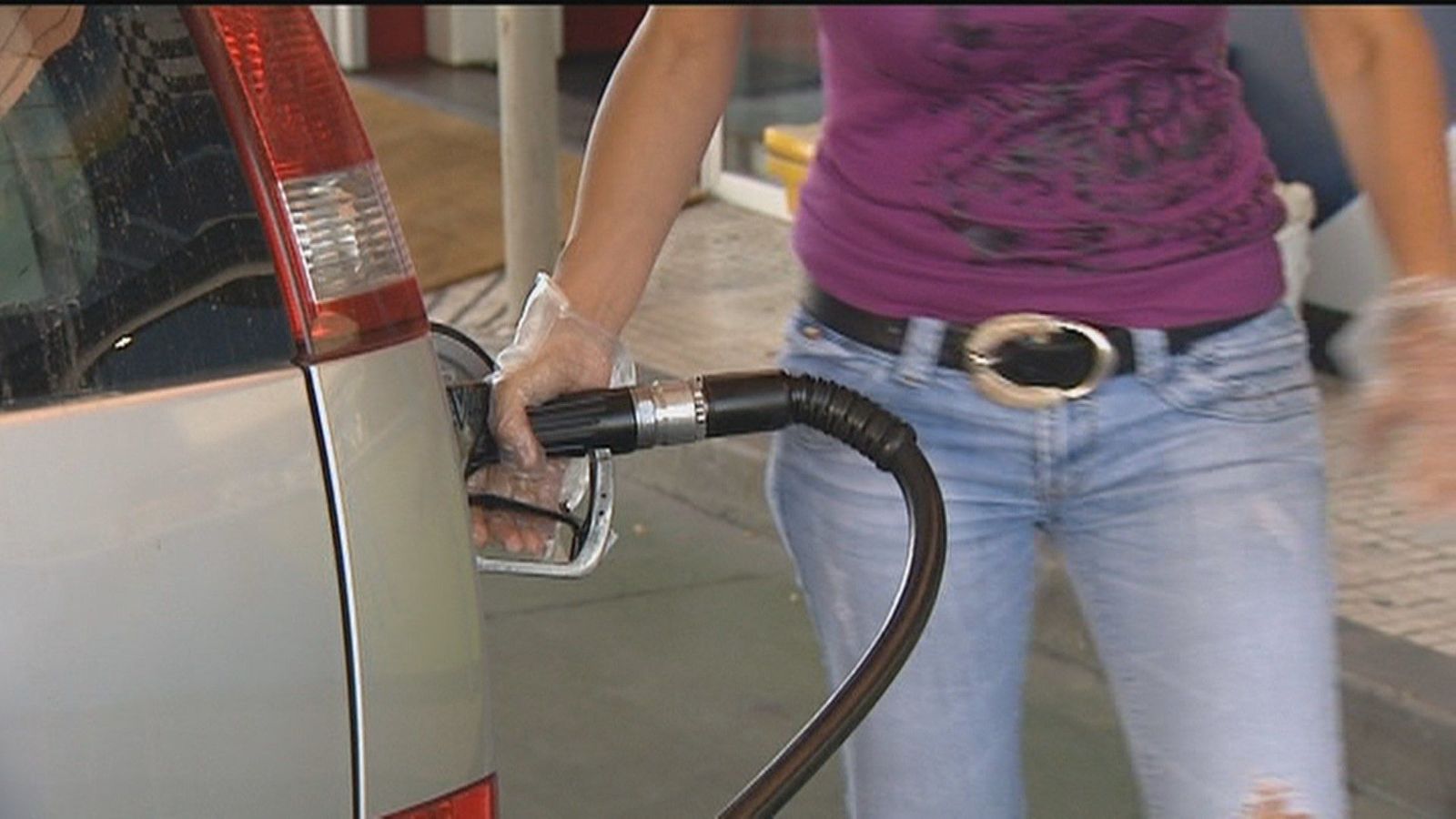 Llenar el depósito en agosto cuesta hasta seis euros menos por la bajada de los carburantes