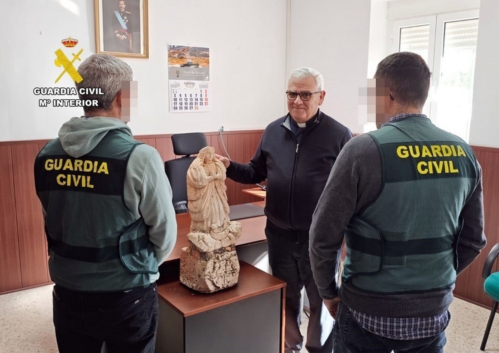 Agentes de la Guardia civil y el párroco de Fuente del Maestre con la imagen de  la Virgen del Buensuceso