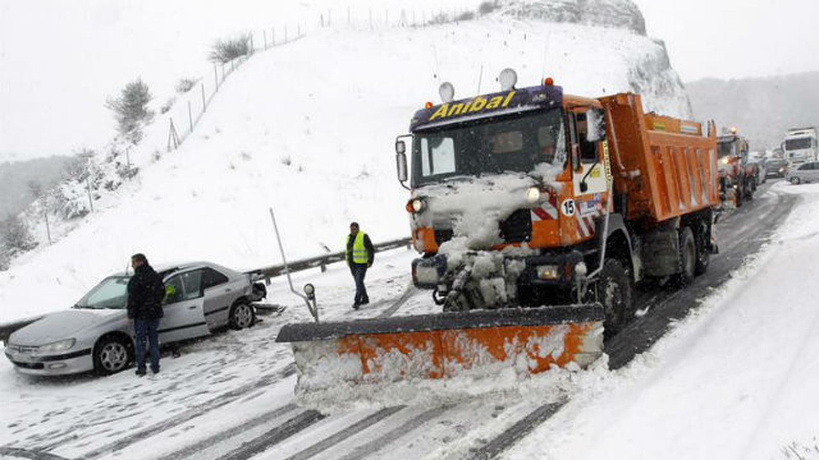 Un total de 40 quitanieves y 212 efectivos trabajan para acondicionar las carreteras de Madrid
