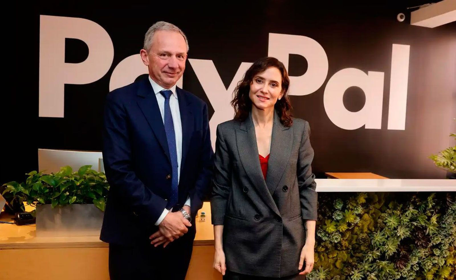Ayuso analiza con el CEO de Paypal vías de colaboración en tecnología financiera