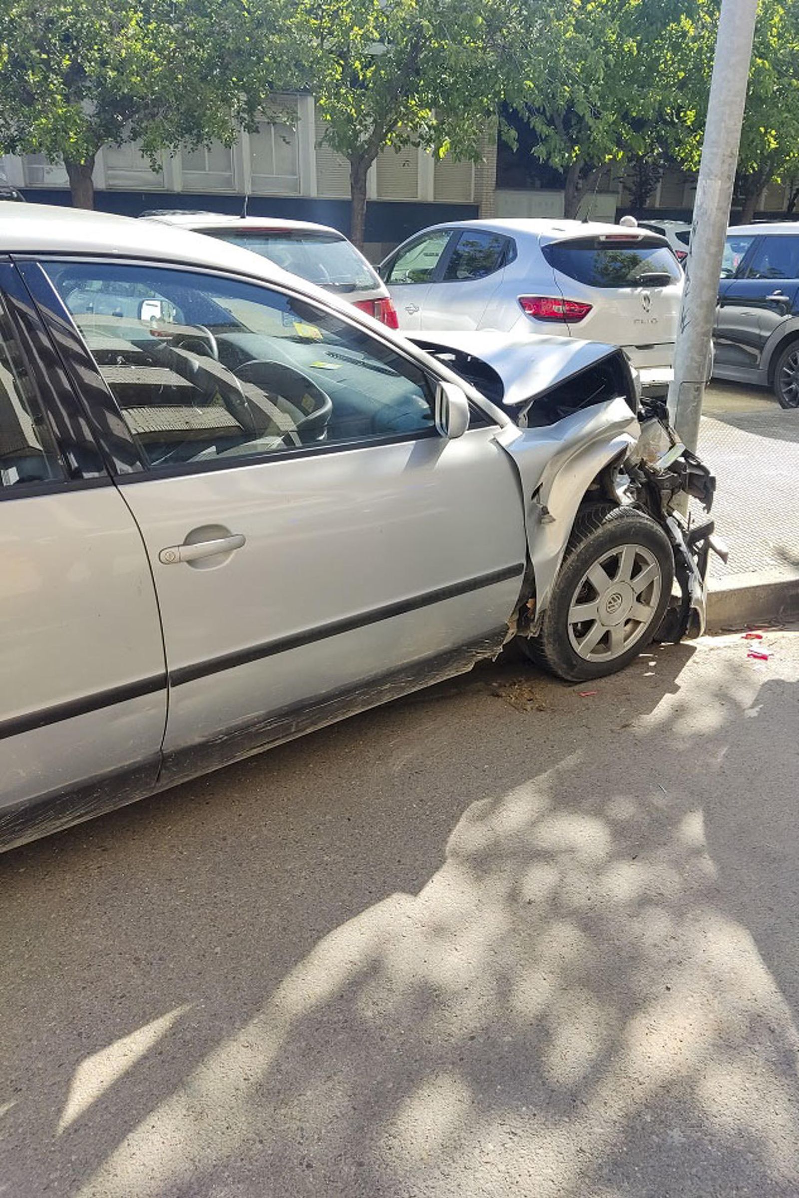 Estado en el que ha quedado el coche tras el impacto