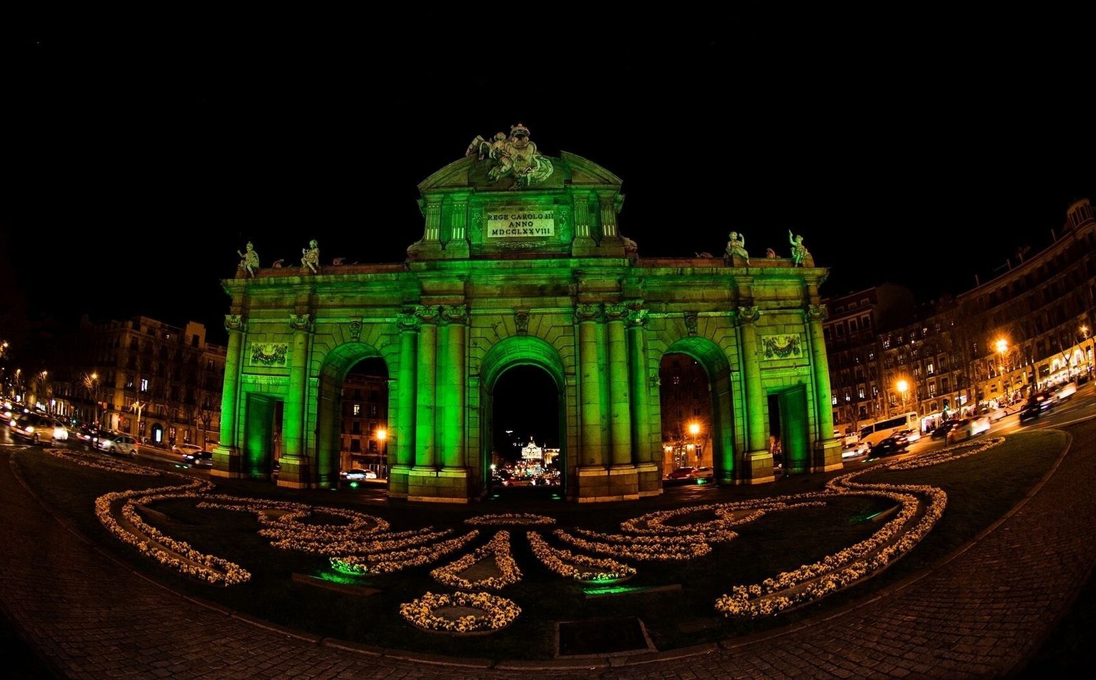 La Puerta de Alcalá teñida de verde por el 'Día de San Patricio'