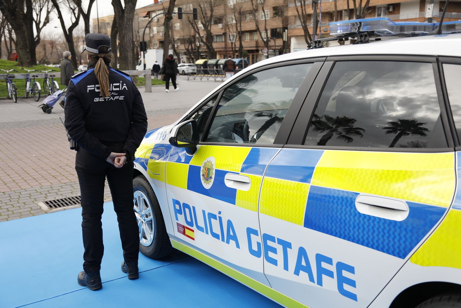 Policía local de Getafe junto a uno de los nuevos vehículos