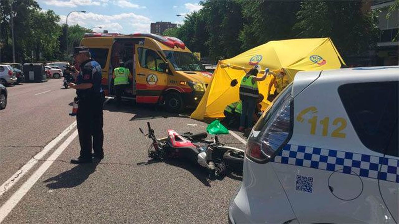 Muere un motorista de 24 años tras colisionar contra un vehículo en Moratalaz