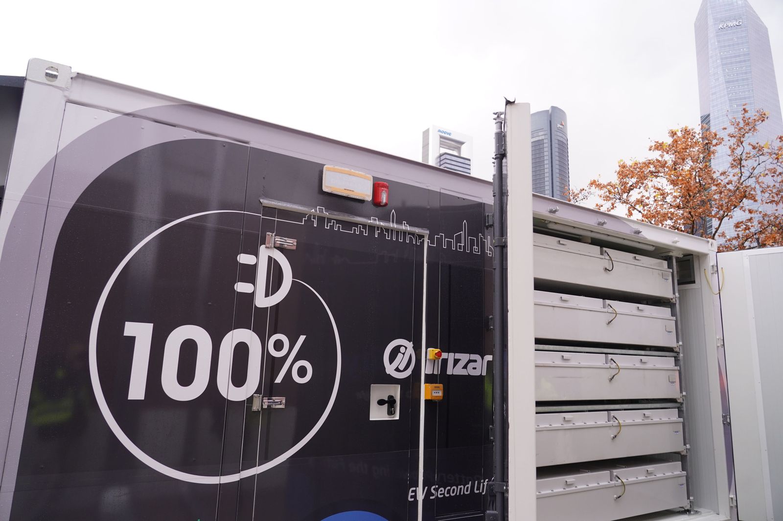 La EMT reutiliza baterías usadas de sus autobuses eléctricos para cargar las nuevas