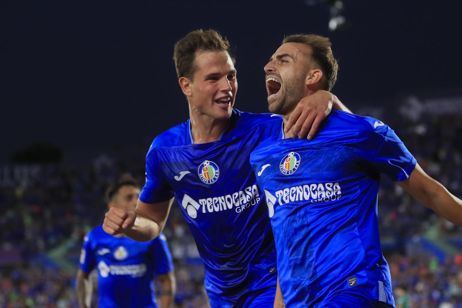 Borja Mayoral celebra con Juan Latasa tras marcar ante el Alavés