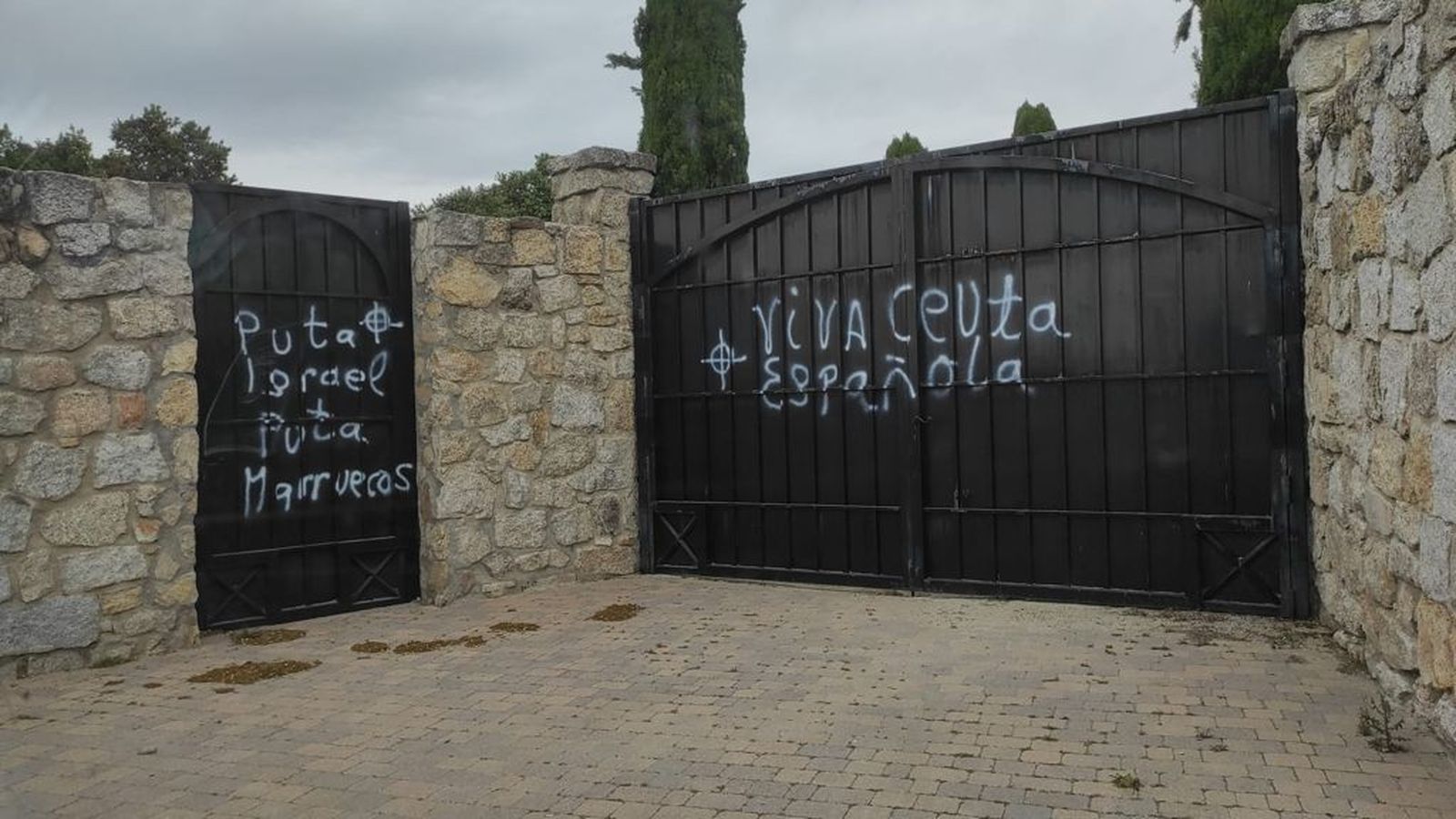 Pintadas realizadas este viernes en el cementerio judío de Hoyo de Manzanares