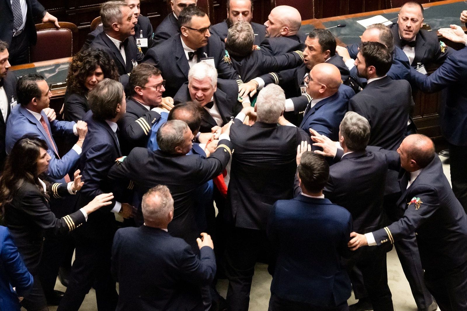 Una pelea en la Cámara de Diputados de Italia termina con un parlamentario evacuado en silla de ruedas